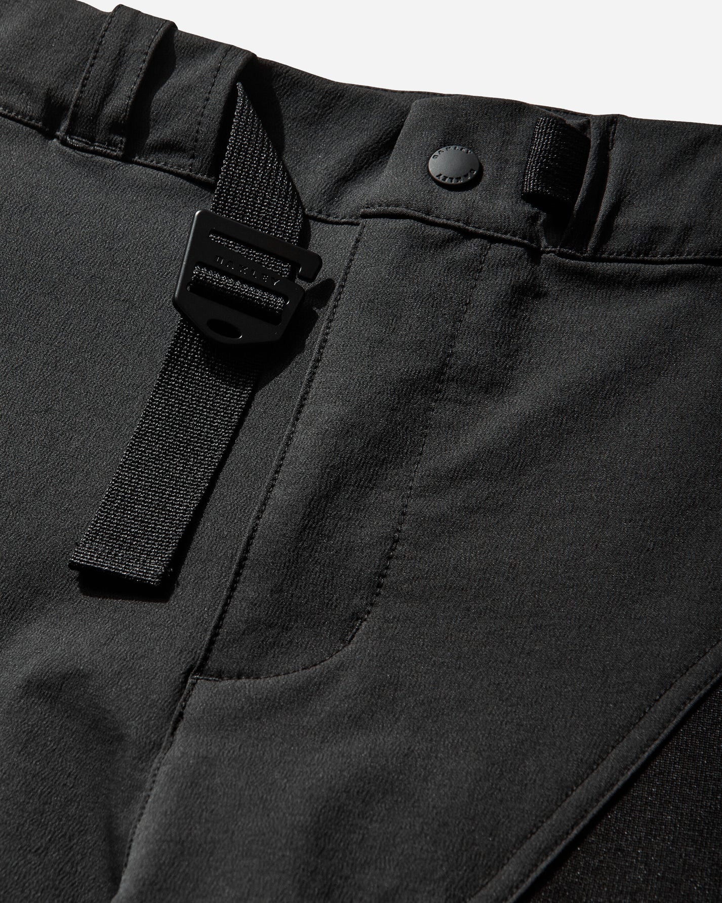 Oakley Latitude Veil 3 4 Short Pitch Black Shorts Short FOA408386 021