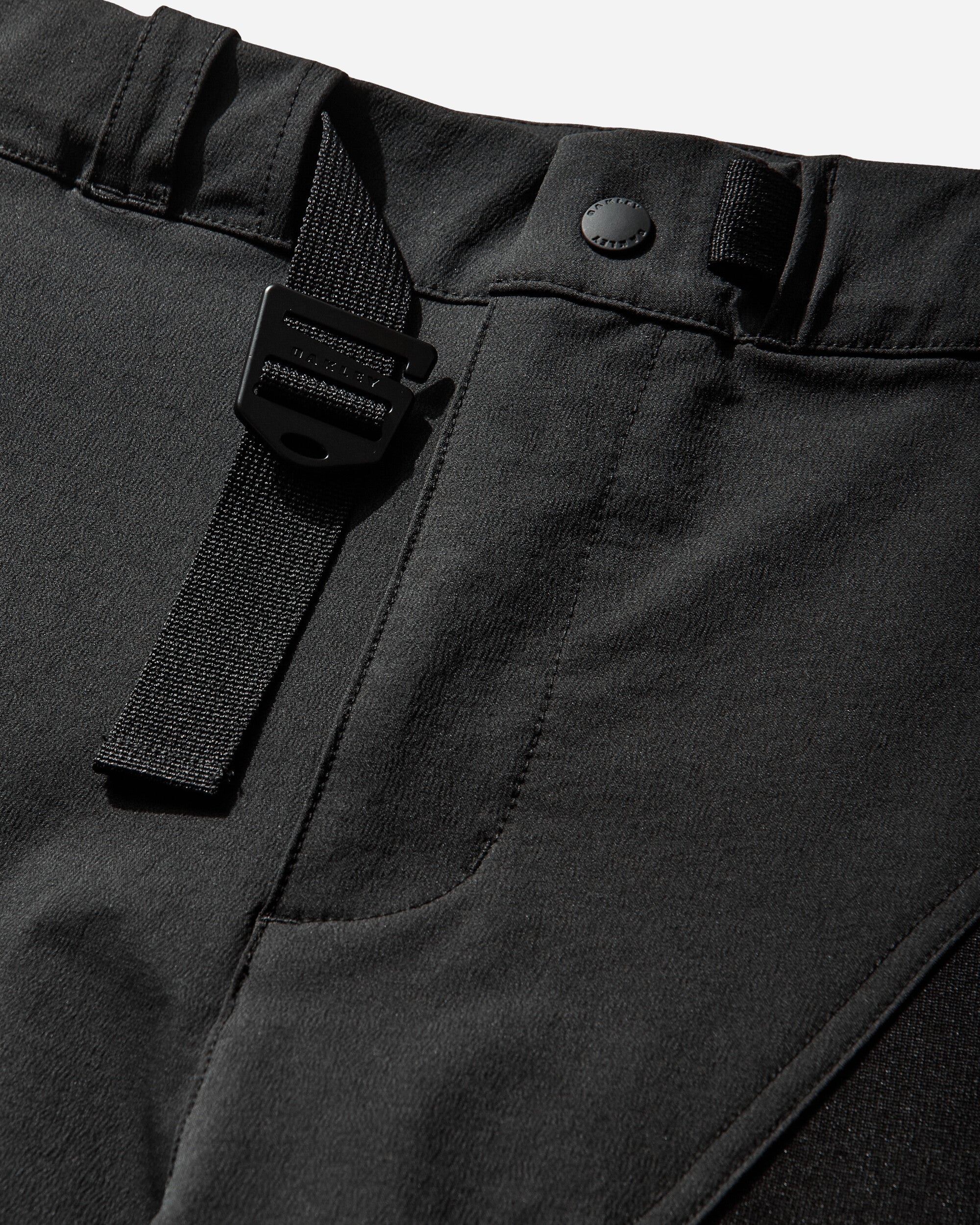 Oakley Latitude Veil 3 4 Short Pitch Black Shorts Short FOA408386 021