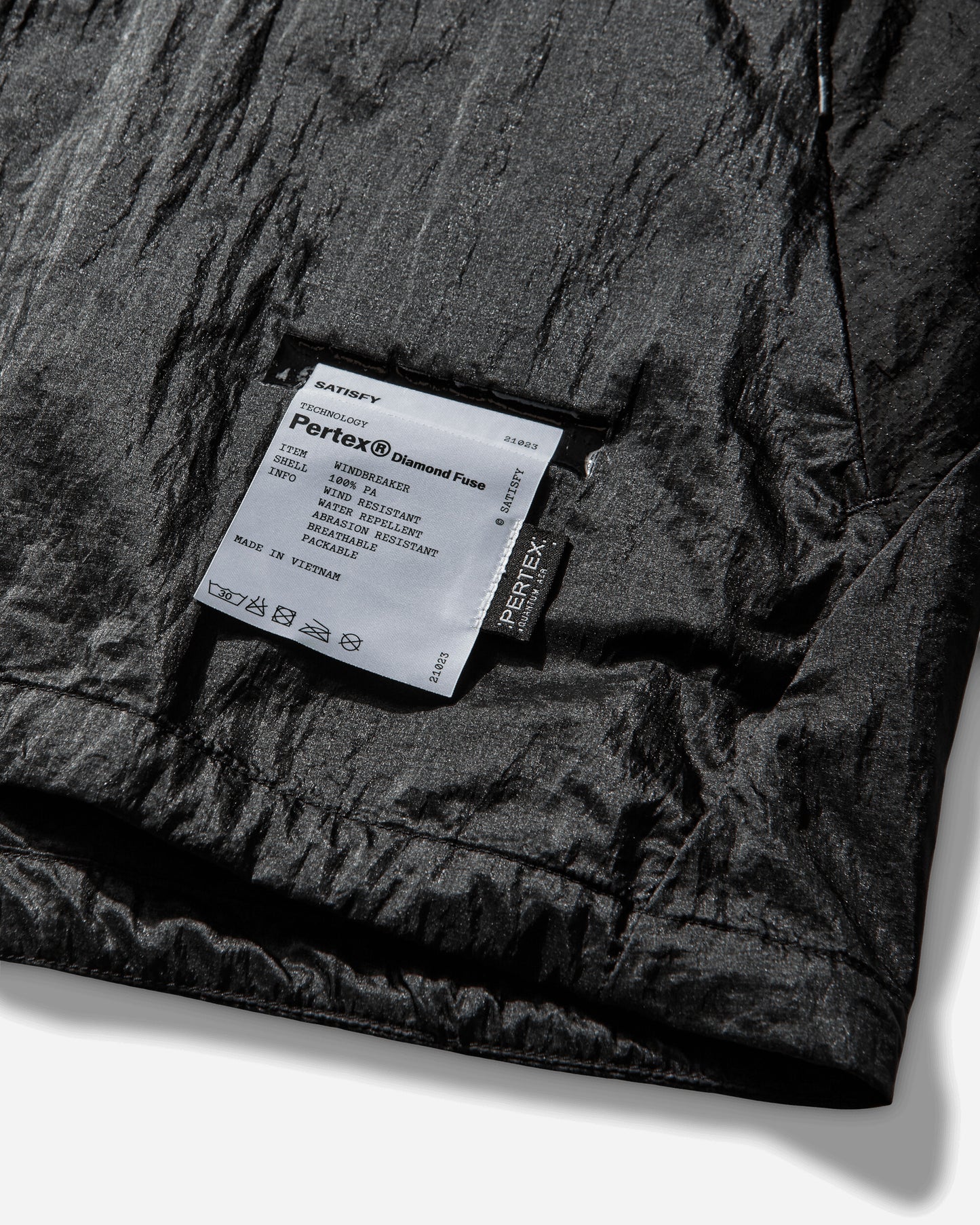Satisfy Wmns Pertex Diamond Fuse Windbreaker Black SA Coats and Jackets Windbreakers 21023 00001