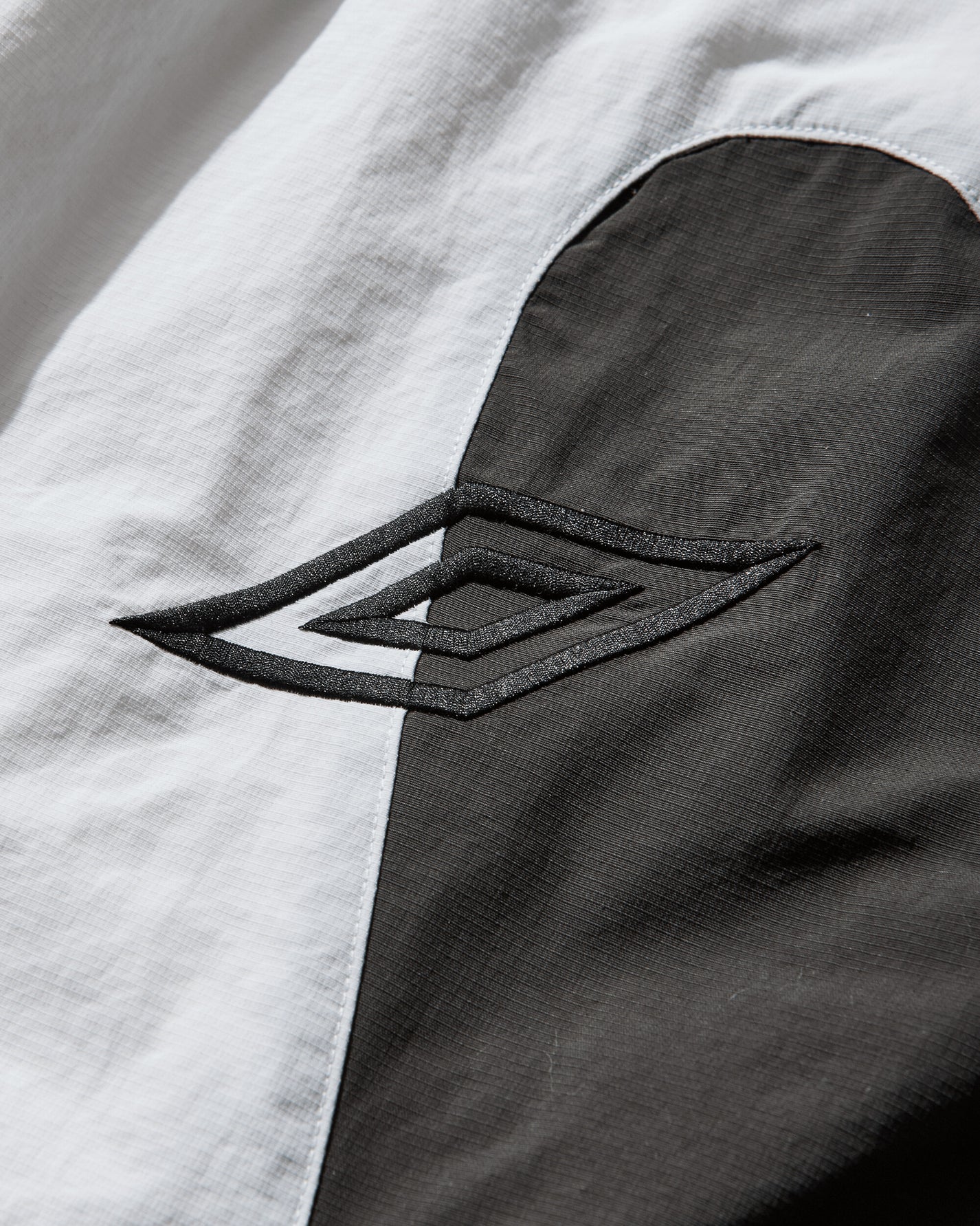 Umbro Guarding Tracksuit Pants White Dark Olive Pants Track Pants UBMW0492FA321 WTH0007